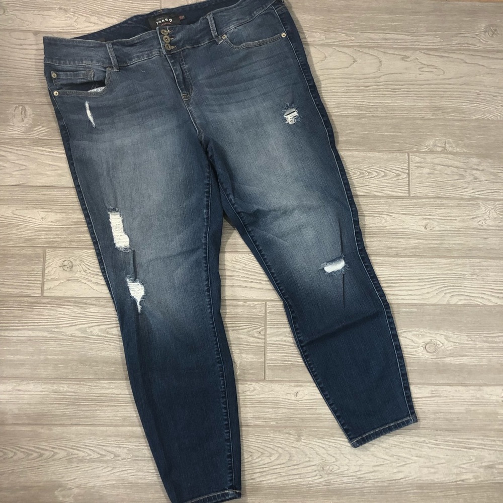 Torrid • Plus Size Premium Distressed Jegg…